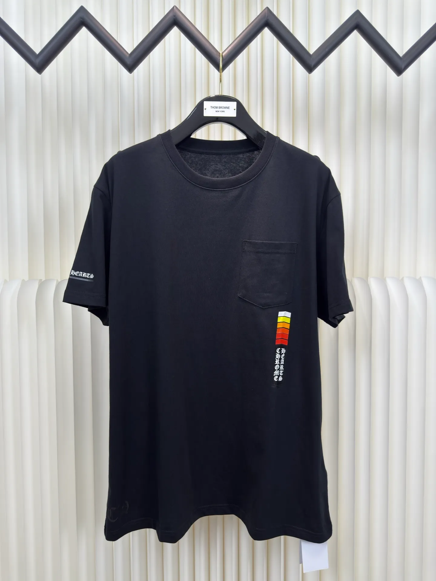 P240 Chrome Hearts Energy Bar Short Sleeves Authentic Open Edition - Physical Counter - Top Luxury Quality 🆚 Instant sale of all editions on the market Fabric is made of 26 weave 200g cotton material Printing is ink printing Customized accessories Size S M L
